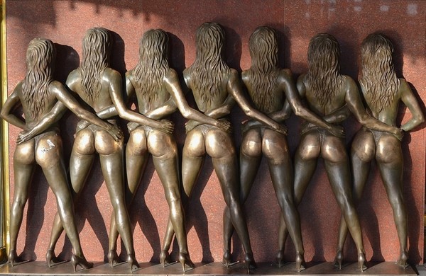 jolies statues sexy !