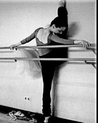 gif : danseuse en photo (grand écart au mur)